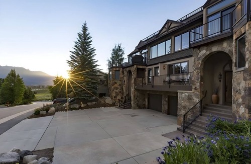 Corinthian Hills House | Uncover your Zen moments with the panoramic views from a rooftop deck!