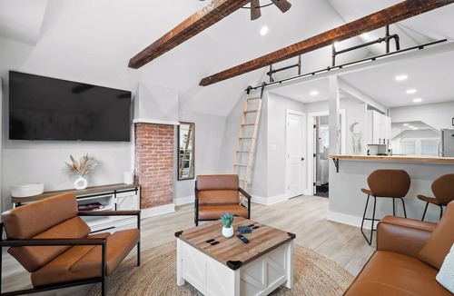 Detroit - Shoreway House | Unique BOHO Ohio City Loft Apt