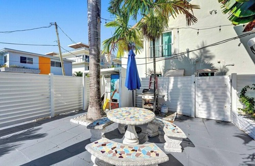 North Beach Apartment | UNIT #3 Waves on Desoto Studio with a Pool