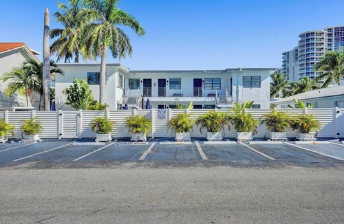North Beach Apartment | UNIT #7 Waves on Desoto Studio with Pool