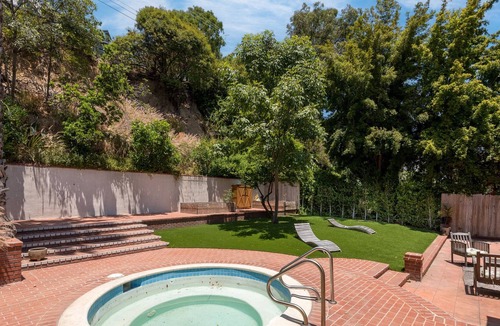 Tri-West Apartment | Unwind and Indulge: Luxury Getaway w/ Jacuzzi