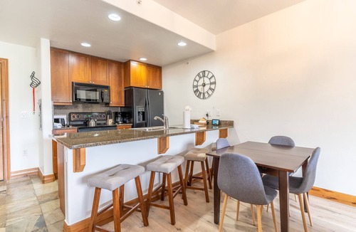 The Highlands Condo | Updated Condo in Breckenridge w/Mountain Views & Quick Drive to Base Area!