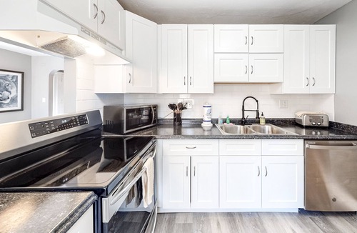 Green Mountain Falls House | Updated creekside cabin with WiFi, hot tub, & fireplace - near lake and town