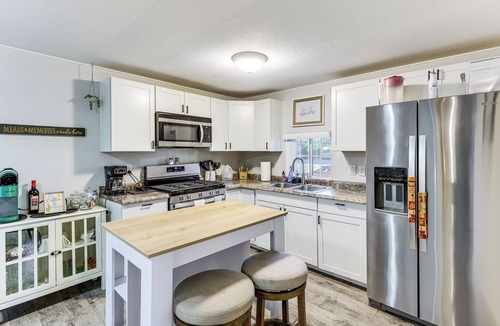 Holiday Shores Cottage | Updated Escape w/Game Room 1 Block to River!