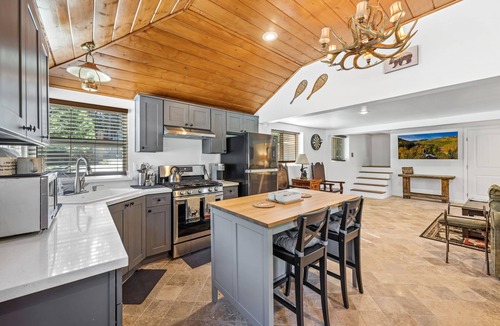 Twin Peaks Cabin | Updated Romantic Cabin close to Lake and shoppings Tesla Charger & huge parking