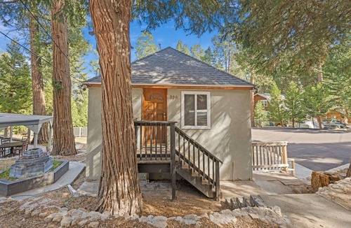 Twin Peaks Cabin | Updated Romantic Cabin close to Lake and shoppings Tesla Charger & huge parking