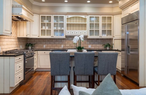Aspen House | Updated Spacious Home w AC & Hot Tub Walk to Town!