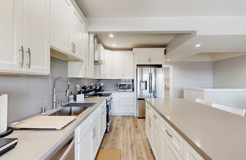 Port Hueneme House | Updated townhome in gated community w/shared pool & jacuzzi - walk to beach