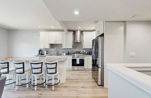 Port Hueneme House | Updated townhome in gated community w/shared pool & jacuzzi - walk to beach