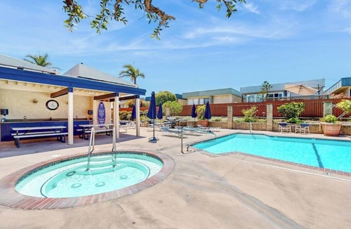 Port Hueneme House | Updated townhome in gated community w/shared pool & jacuzzi - walk to beach