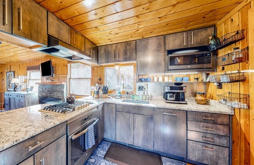 Green Mountain Falls House | Updated, woodsy cabin with mountain view, deck & fireplace - near Pikes Peak