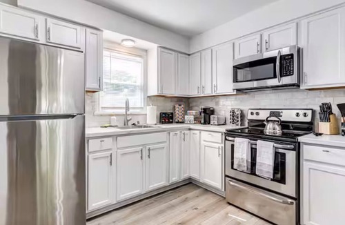 Cuyahoga Falls House | Upscale 2BR Retreat Near CVNP & Downtown Falls