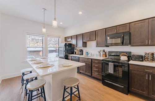 University Circle House | Upscale 5BR Stay by Little Italy, CWRU, & Downtown