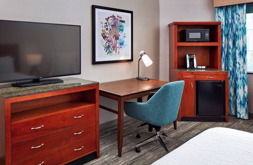 Valencia Hotel | Upscale King Room | 0.1 Miles to Six Flags | On-Site Restaurant & Lounge
