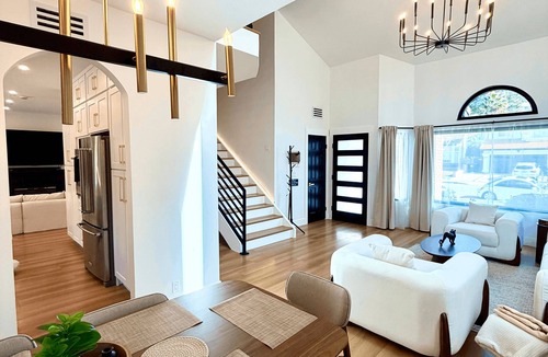 Santa Clarita House | Upscale Modern 4BR/3BA Private Oasis w/Hot Tub close to Six Flags Magic Mountain