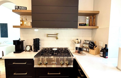Santa Clarita House | Upscale Modern 4BR/3BA Private Oasis w/Hot Tub close to Six Flags Magic Mountain