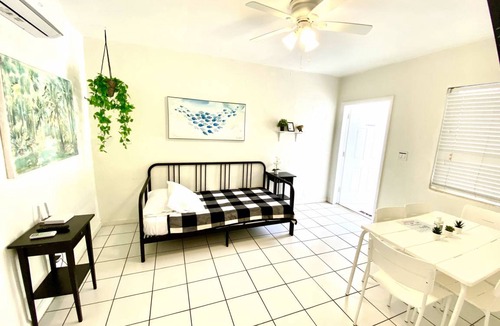 Hollywood South Central Beach Condo | 70 m² Condo ∙ 1 bedroom ∙ 3 guests