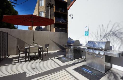 Sherman Oaks Hotel | Oaks Valley Retreat with 2 Balconies, Gym, Parking & Laundry 214