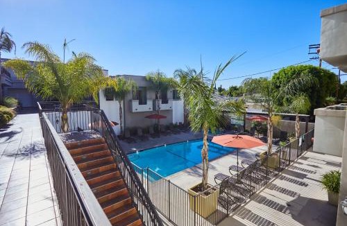 Sherman Oaks Hotel | Oaks Valley Retreat with 2 Balconies, Gym, Parking & Laundry 214