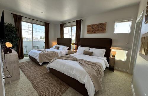 Sherman Oaks Hotel | Oaks Valley Retreat with 2 Balconies, Gym, Parking & Laundry 214