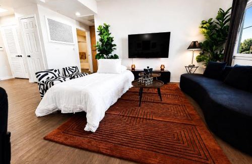 Sherman Oaks Hotel | Sun-Drenched Hideaway with Dual Balcony, Pool, & Gym 215