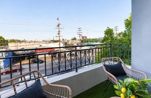 Sherman Oaks Hotel | Sun-Drenched Hideaway with Dual Balcony, Pool, & Gym 215