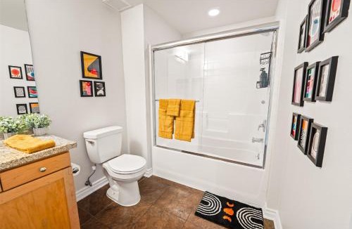 Sherman Oaks Hotel | Sun-Drenched Hideaway with Dual Balcony, Pool, & Gym 215