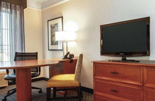 Guasti House | Vacation Day Is Always A Great Idea! Pet-friendly Unit. Close to Victoria Garden