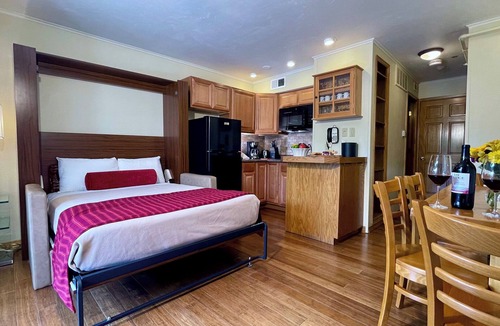 Avon Hotel | Vail and Beaver Creek Epic Pass skiers! 1 Br + murphy bed sleeps 4 hotel Avon CO