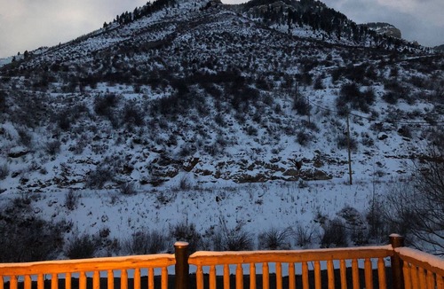 Minturn House | Vail Ski and Trout Haven, Riverfront, Hot Tub, Mountain Views. Minturn living.