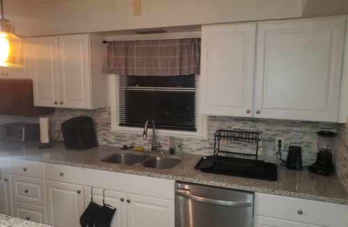 Euclid House | Valley Creek Place, A Charming 3-bedroom home with a Creek view & Wi-Fi