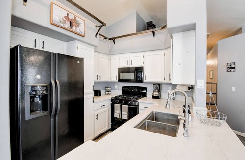 Las Vegas House | Vegas Oasis 3BR 2BT Pet Friendly Pool & Spa - Extended Stay