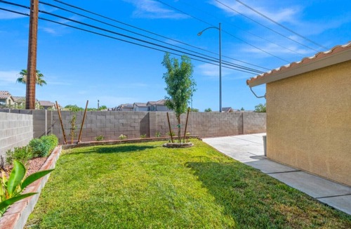 Las Vegas House | Vegas Vibes | Patio | BBQ | Foosball | Fireplace