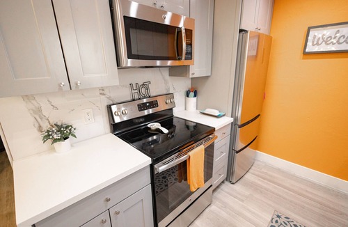 Baristo Condo | Vibrant Getaway Condo 1 mile from Downtown Palm Springs