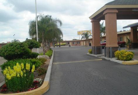 Tulare Hotel | Village Inn