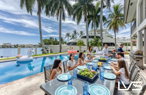 Sunrise Key House | VillaKey- LUXE Waterfront Villa 5Min to Beach
