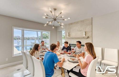 Sunrise Key House | VillaKey- LUXE Waterfront Villa 5Min to Beach