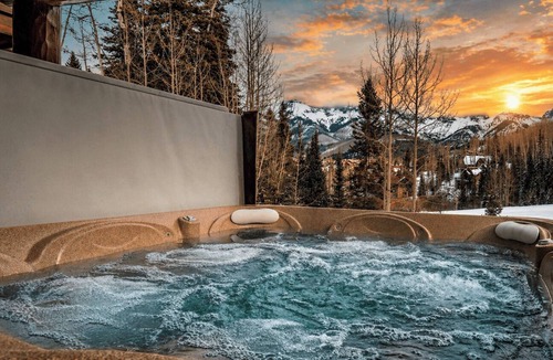 Mountain Village Cabin | Villas At Tristant 137 by Avantstay Ski In/Ski Out Home + Private Hot Tub + Panoramic Views