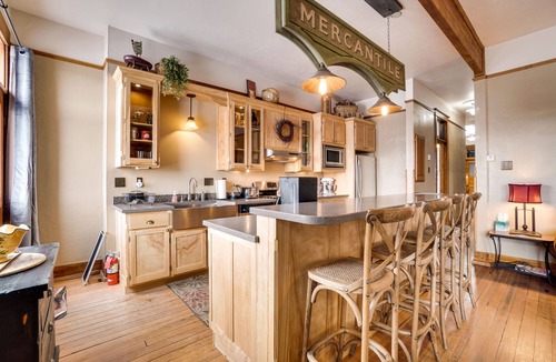 Laramie Apartment | Vintage Downtown Laramie Apartment w/Deck!