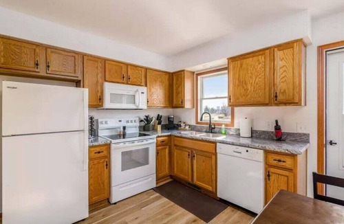 Homerville House | Vintage Travel Suite | Near Amish Country!