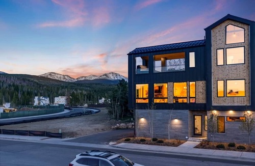 Winter Park House | VIP Concert Viewing from Private Hot Tub+Walkable+5BR+Sauna+Kids Ski Gear Free