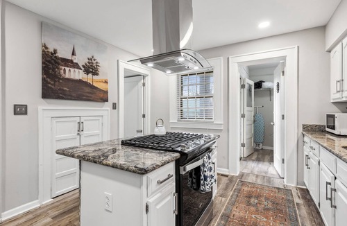 Cleveland House | Wade Manor: Game-room, Gym, Office and Fenced in Backyard