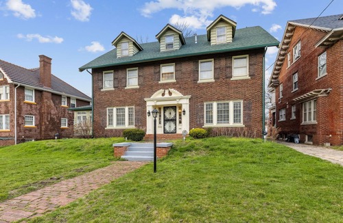 Cleveland House | Wade Manor: Game-room, Gym, Office and Fenced in Backyard