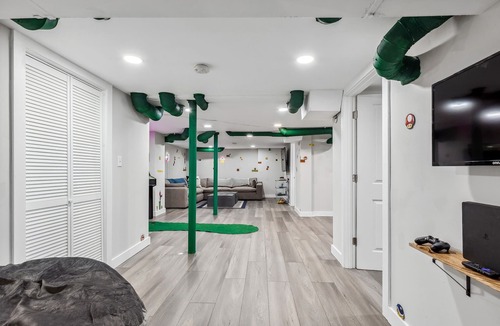 Cleveland House | Wade Manor: Game-room, Gym, Office and Fenced in Backyard