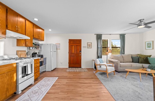 Ventura House | Walk To Beach! Clean & Super Comfy, Great Location
