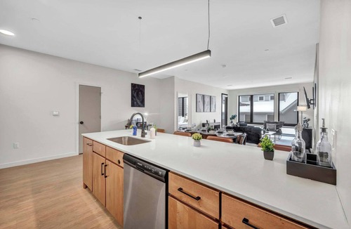 Little Italy House | Walk to CWRU w KingBed, Balcony, Gym, Parking, WD
