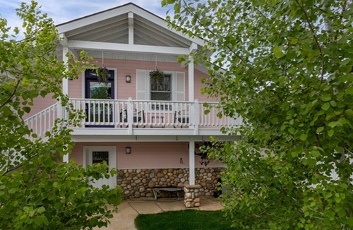 Old Town Apartment | Walk to Downtown| Monthly Rentals |Pet Friendly | On Call Bus