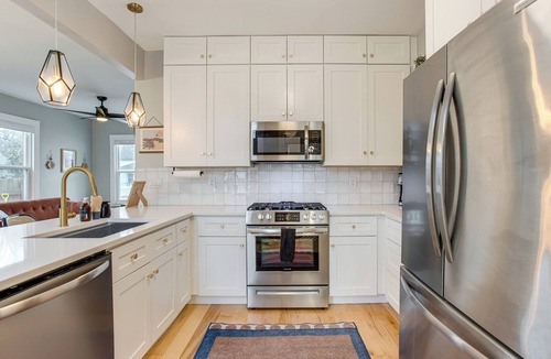 Berkeley House | Walk to Eats! Tennyson Haven w/Pet-Friendly Yard