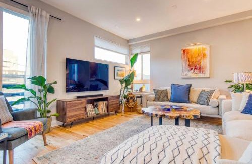 West Colfax House | Walk to Empower Field: Townhome w/Hot Tub!