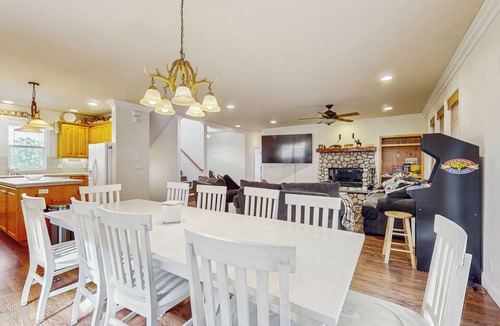 Lake Arrowhead Cottage | Walk to Lake Arrowhead! Family Home w/Games